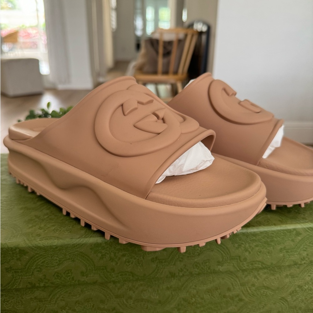 GUCCI soft rubber GG slides in Vintage Camel
